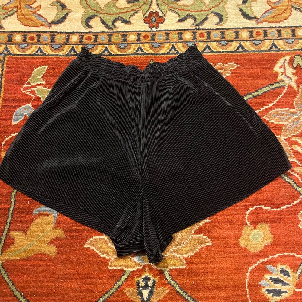 Zara • black pleated shorts